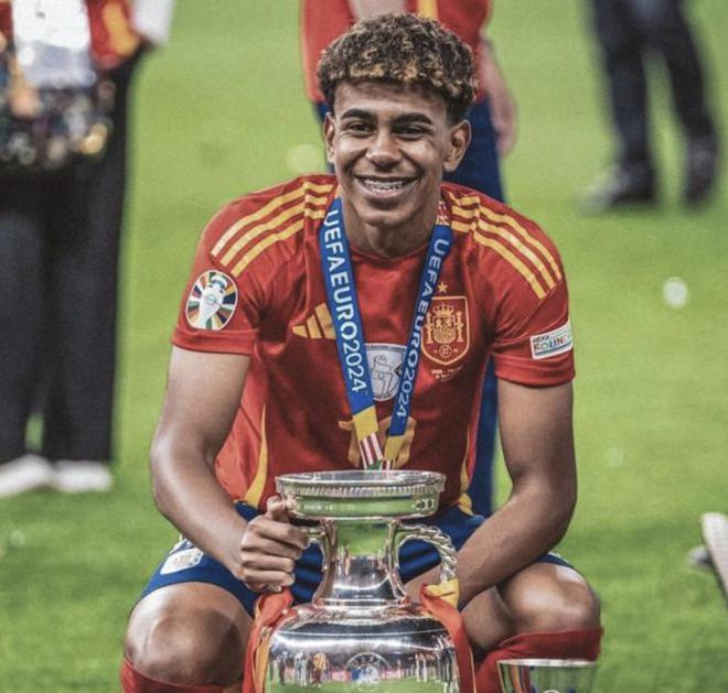 视频：Uzi名人堂皮肤幕后故事 ｜ 薇恩、殿堂传奇 卡莎和联盟不朽 卡莎原画